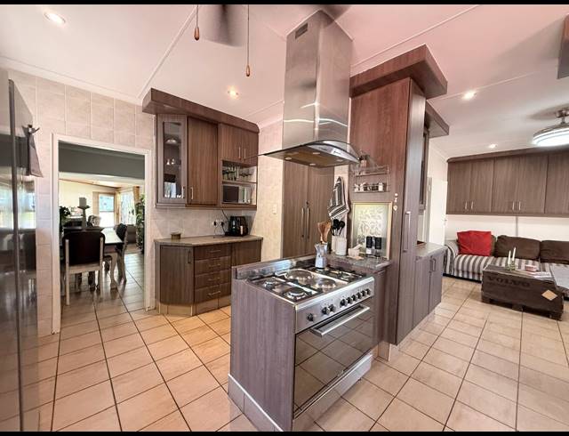 4 BEDROOM HOUSE FOR SALE IN SCHUINSHOOGTE